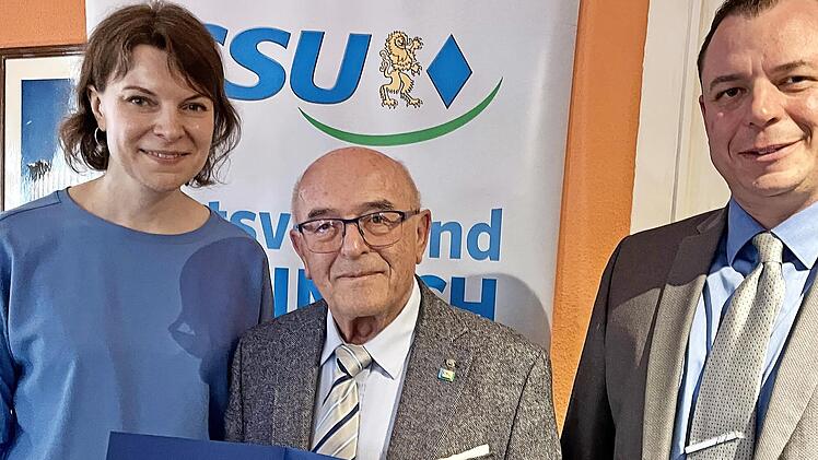 Stellvertretend für alle Geehrten: Ehrenvorsitzender, Ehrenbürger und Altbürgermeister Georg Wild umrahmt von MdB Emmi Zeulner und Ortsvorsitzendem Markus Stöckl