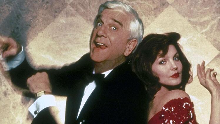 Priscilla Presley versuchte sich auch als Schauspielerin. Ihre wohl bekannteste Rolle spielte sie in der "Nackte Kanone"-Reihe mit Leslie Nielsen (links).