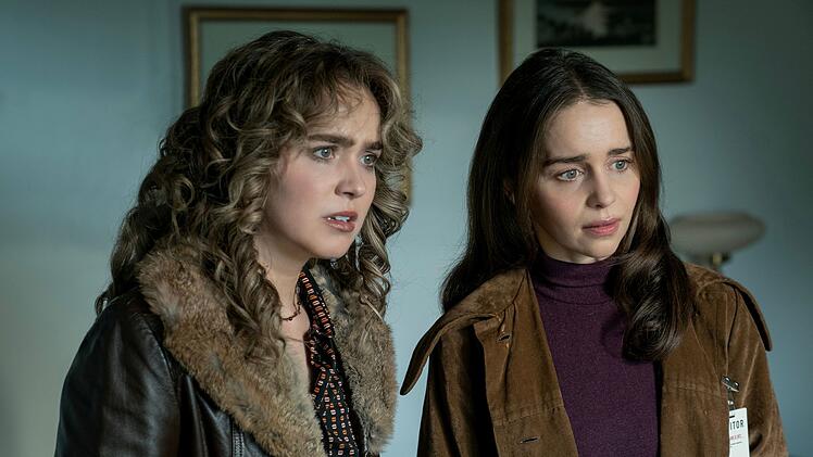 Haley Lu Richardson (links) und Emilia Clarke werden in "Ponies" auf WOW und Sky Atlantic pl&ouml;tzlich zu Agentinnen im Kalten Krieg.