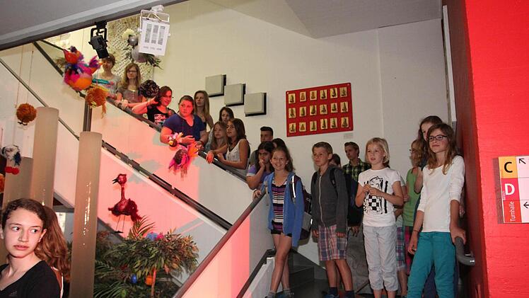 Die Schüler beobachten gespannt das Treiben in der Aula.Foto: Andreas Brand