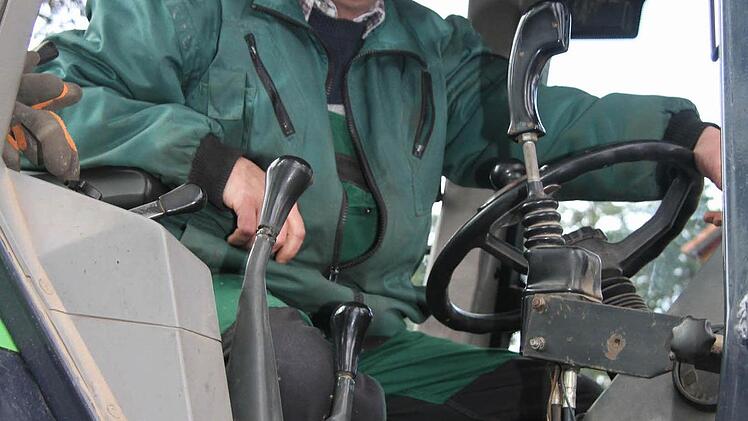 Ulrich Kreutzer hat sicherlich den bequemsten Job, denn er fährt: Aber Kreutzer stellt den Traktor samt Hänger zur Verfügung.