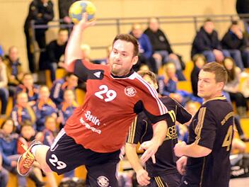 Thomas Neumann (beim Wurf) und die TSH ließen beim engagierten Schlusslicht in Buckenhofen nichts anbrennen. Foto: herzopress