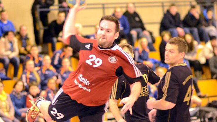 Thomas Neumann (beim Wurf) und die TSH ließen beim engagierten Schlusslicht in Buckenhofen nichts anbrennen. Foto: herzopress