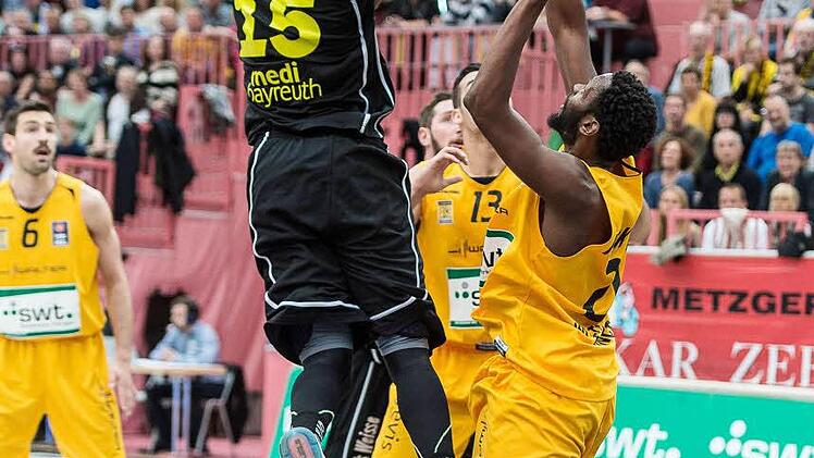 Brandon Bowman (links) gegen den Tübinger Jimmy McKinney. Foto: Eibner