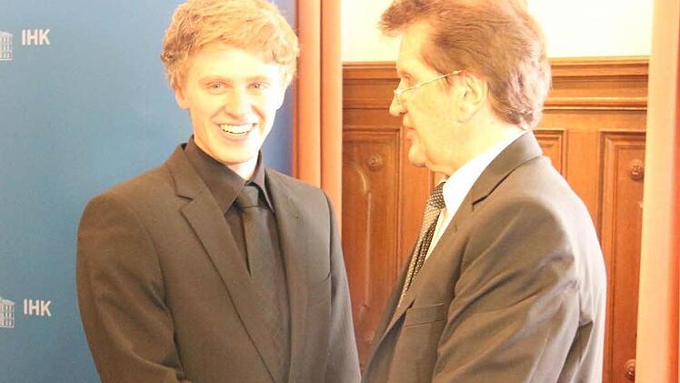 IHK-Präsident Friedrich Herdan (rechts) gratuliert Johannes Wenzel.