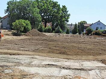 Für 64 Autos und 27 Wohnmobile werden an der Obermain-Therme derzeit neue Stellplätze geschaffen. Foto: Matthias Einwag