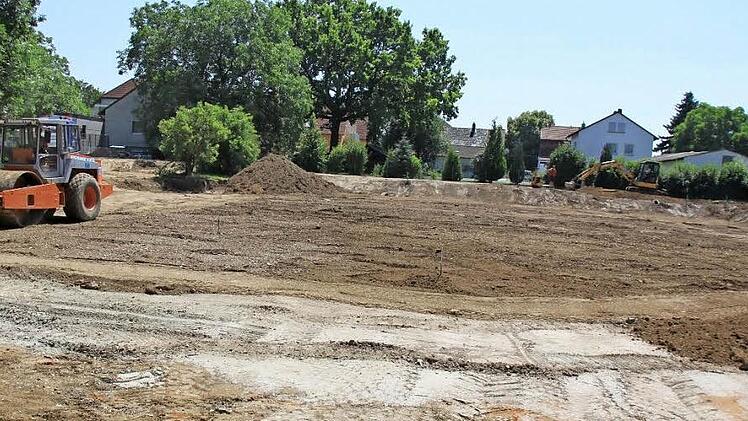 Für 64 Autos und 27 Wohnmobile werden an der Obermain-Therme derzeit neue Stellplätze geschaffen. Foto: Matthias Einwag