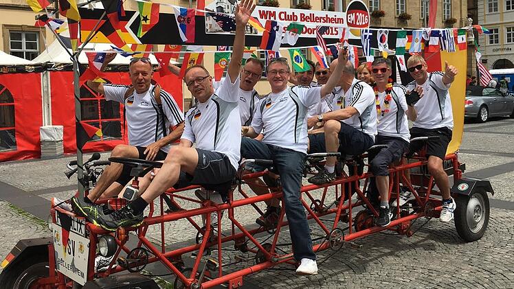 Diese Fans waren sogar aus der Nähe von Frankfurt gekommen - mit einem speziellen Gefährt...  Foto: Michael Memmel