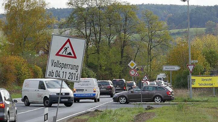 Bisher hielten sich die Behinderungen an der Baustelle in Debring in Grenzen. Ab Freitag ist dann aber nur noch die Zufahrt zu den Einkaufsmärkten (rechts) frei. Foto: Hans Kurz