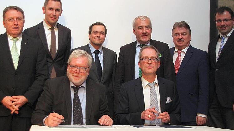 Die beiden Uni-Präsidenten Godehard Ruppert (vorne links) und Stefan Leible (vorne rechts) unterzeichnen den Kooperationsvertrag - und gründen damit offiziell das Institut für Fränkische Landesgeschichte. (hinten, von links) Vorsitzender der Oberfrankenstiftung, Henry Schramm, Bürgermeister Martin Bernreuther, Landeshistoriker Stefan Ott, Kultusminister Ludwig Spaenle, Landrat Klaus Peter Söllner und MdL Martin Schöffel. Foto: Jochen Nützel