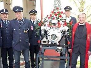 Eine neue Tragkraftspritze hat die Feuerwehr Guttenberg. Im Bild von links: Uwe Böhnke, Lothar Walter, Jürgen Schultheiß, Kreisbrandinspektor Horst Tempel, Kreisbrandrat Stefan Härtlein, Pfarrer Martin Fleischmann und Bürgermeister Eugen Hain Foto: Klaus-Peter Wulf