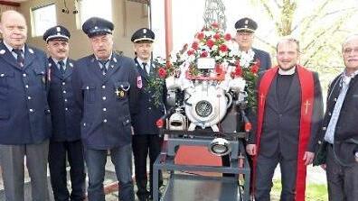 Eine neue Tragkraftspritze hat die Feuerwehr Guttenberg. Im Bild von links: Uwe Böhnke, Lothar Walter, Jürgen Schultheiß, Kreisbrandinspektor Horst Tempel, Kreisbrandrat Stefan Härtlein, Pfarrer Martin Fleischmann und Bürgermeister Eugen Hain Foto: Klaus-Peter Wulf
