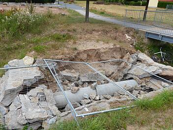 Von den staustufenartigen Rückhaltebauwerken sind nur mehr Ruinen übrig. Die Wassermassen bahnten sich ihren Weg um das Mauerwerk. Foto: Pauline Lindner