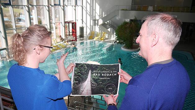 Auf dem Papier steht der "gro&szlig;e Wurf" schon:  Stine Michel und Lutz Lange stehen oberhalb  von Becken I. Dort   wird sich k&uuml;nftig der Bistro-Bereich befinden, den die G&auml;ste im Bademantel besuchen k&ouml;nnen.Berthold K&ouml;hler