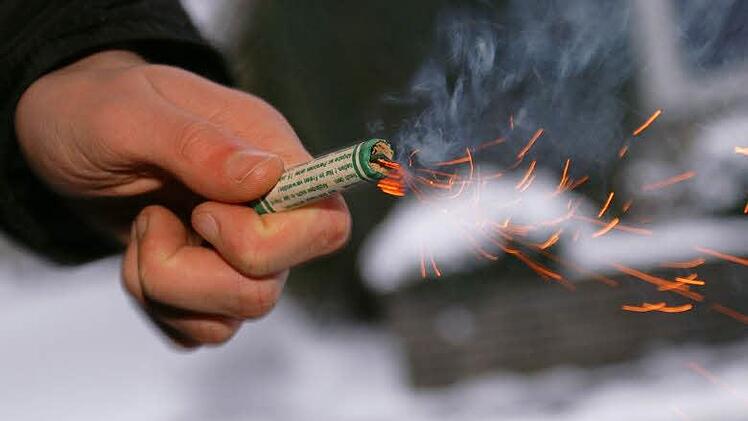 Der Einsatz von Silvester-B&ouml;llern kann gef&auml;hrlich enden - vor allem, wenn diese unerlaubt gez&uuml;ndet werden. Foto: Brockmann/Johanniter