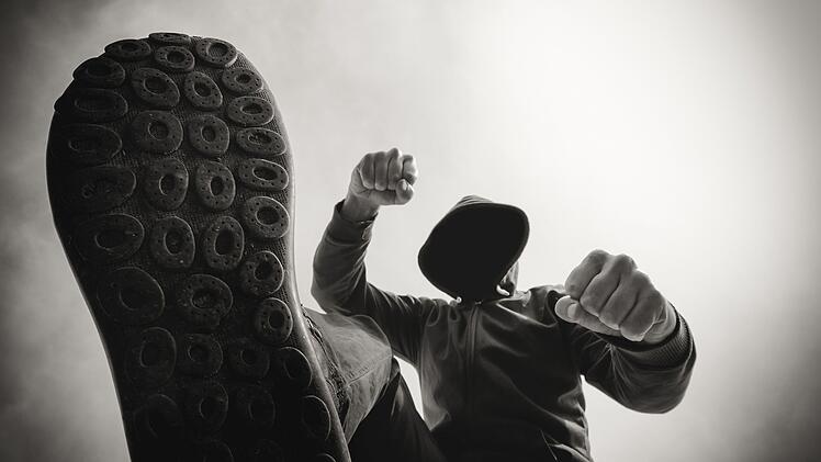 Nach einer gewalttätigen Auseinandersetzung zwischen zwei Coburgern untersuchen nun Ermittler der Kripo den Fall.