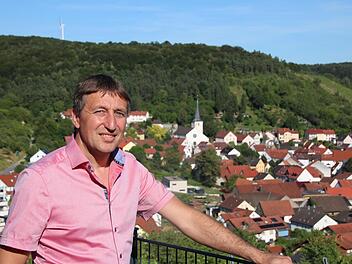 Bürgermeister Rainer Morper am Terroir-f-Punkt oberhalb von Ramsthal. Ralf Ruppert