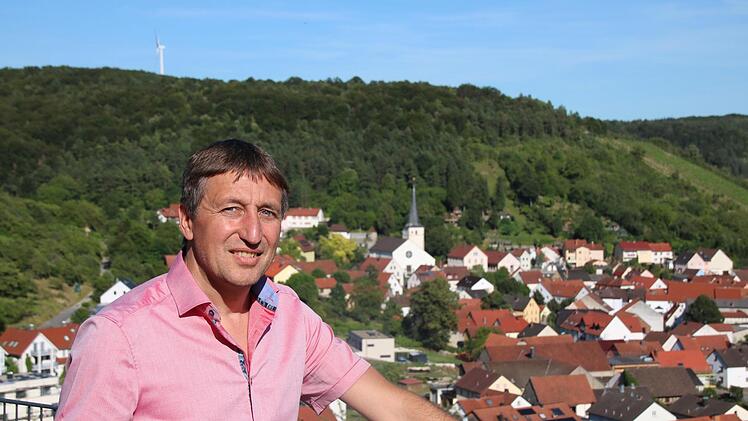 Bürgermeister Rainer Morper am Terroir-f-Punkt oberhalb von Ramsthal. Ralf Ruppert