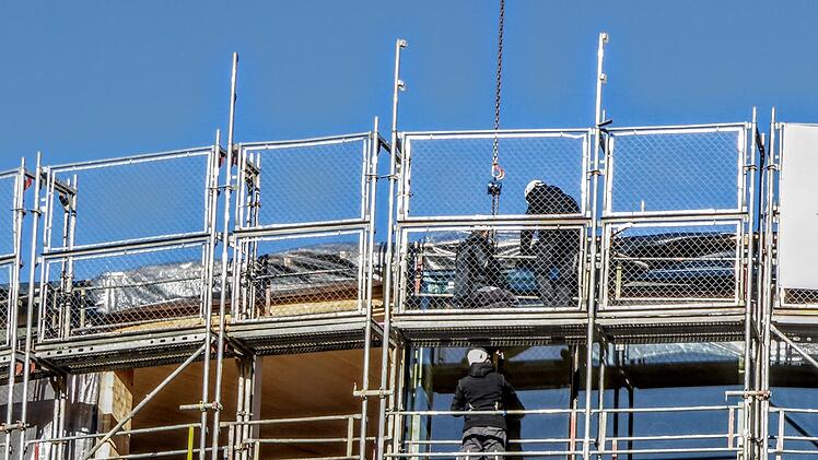 Die Einzelelemente f&uuml;r die Glasfassade am Globe werden montiert.Foto: Jochen Berger