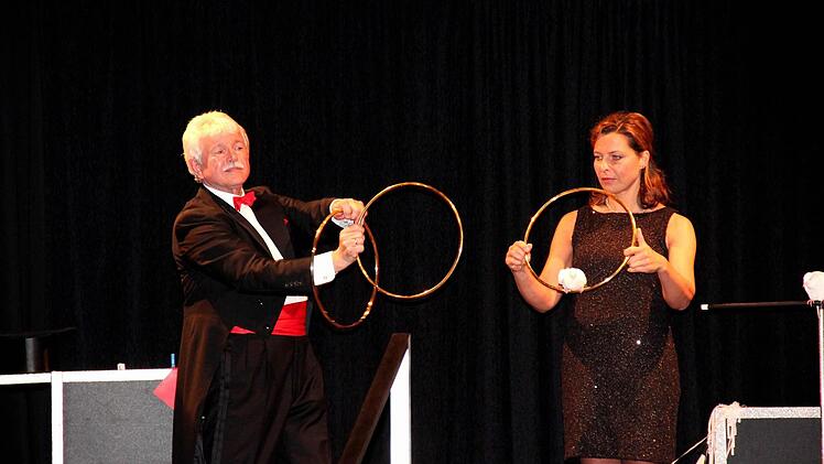 Zauberer Cartini und seine Assistentin Sabine Haupt