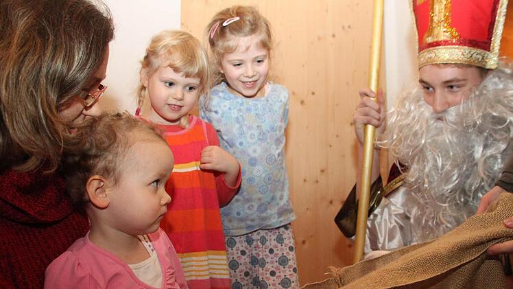 Vor dem freundlichen Nikolaus muss  sich niemand fürchten. Das stellen Judith, Ida und Magdalena (von links) schnell fest. Mit im Bild Judiths Mutter Steffi Posel. Ins Nikolausgewand ist Max Heiß geschlüpft. Foto: Alexander Hartmann