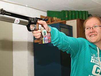 Sophia Jakob zielt genau mit der Luftpistole. Demnächst steht sie vor einer schweren Entscheidung. Foto: Molitor