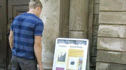 Vor dem Museum macht ein Plakat auf die Sonderausstellung aufmerksam. Foto: K. Götz