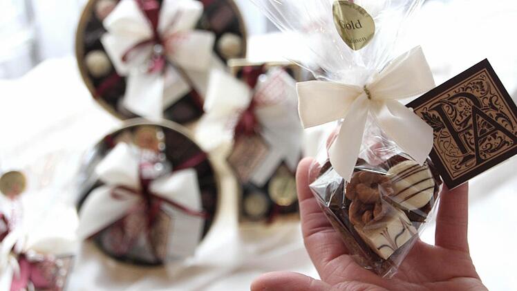 Pralinen in einer Schoko-Herz-Schale als Dankeschön für die Gäste. Fotos: sd