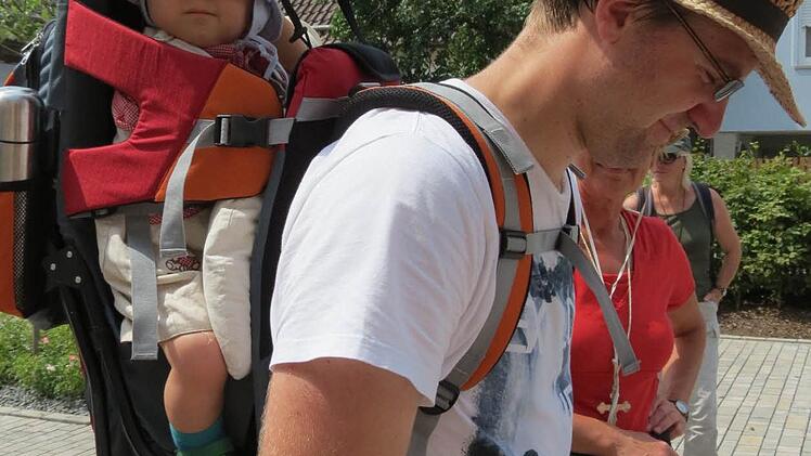 Der jüngste Wallfahrer, Noah, wurde vom Papa getragen.