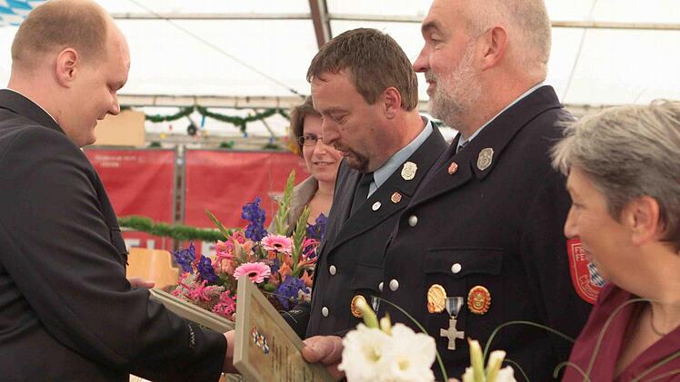 Der Vorsitzende des Bad Brückenauer Feuerwehrvereins, Sven Wiesner (links), würdigte die Leistungen der Feuerwehrler und deren Ehefrauen (von links): Brigitte Übelacker, Günther Übelacker, Kurt Abersfelder und Hanni Abersfelder. Foto: Thomas Dill