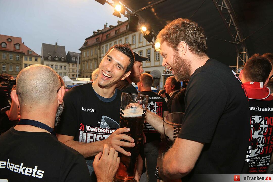 Bamberg feiert deutsche Basketballmeisterschaft im Regen