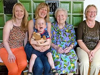 Vier freudestrahlende Generationen auf der Ofenbank (von links): Viktoria Elflein, Friederike Fahrbach, Hannes, Geburtstagskind Erna Wölfert und Martina Elflein Foto: Lothar Weidner