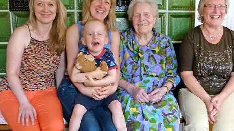 Vier freudestrahlende Generationen auf der Ofenbank (von links): Viktoria Elflein, Friederike Fahrbach, Hannes, Geburtstagskind Erna Wölfert und Martina Elflein Foto: Lothar Weidner