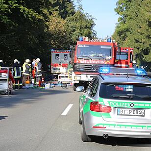 Kreis Hof: 27-Jähriger  prallt mit Auto gegen Baum und stirbt