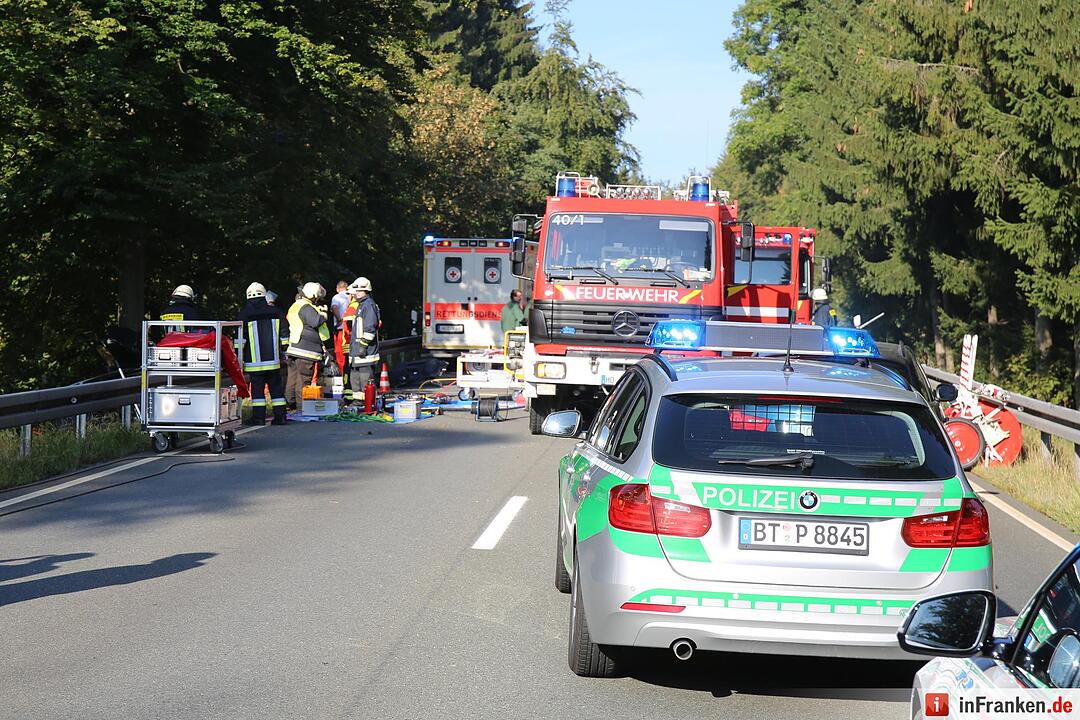 Kreis Hof: 27-Jähriger  prallt mit Auto gegen Baum und stirbt