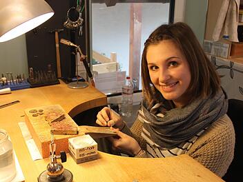 Nicole Riegler hat sich in Oberschwappach, mitten in der unterfränkischen Provinz, den Traum von der Selbstständigkeit als Goldschmiedin erfüllt.  Foto: Friederike Stark