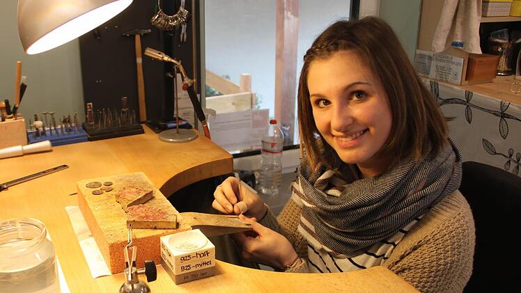 Nicole Riegler hat sich in Oberschwappach, mitten in der unterfränkischen Provinz, den Traum von der Selbstständigkeit als Goldschmiedin erfüllt.  Foto: Friederike Stark
