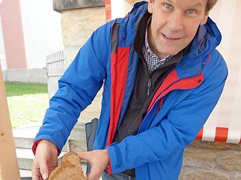Ein breites Angebot bot der Kreisgartentag (Bilder unten), David Gareis (oben) demonstrierte die Vielseitigkeit des Zunderschwamms. Fotos: P. Lindner