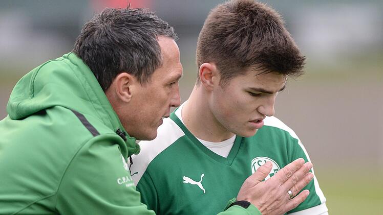 TSV-Trainer Werner Thomas (links) schwört sein Team auf den nächsten Gegner ein, allerdings ist der Einsatz von Claudio Bargenda (rechts) fraglich.  Foto: Peter Mularczyk/Archiv