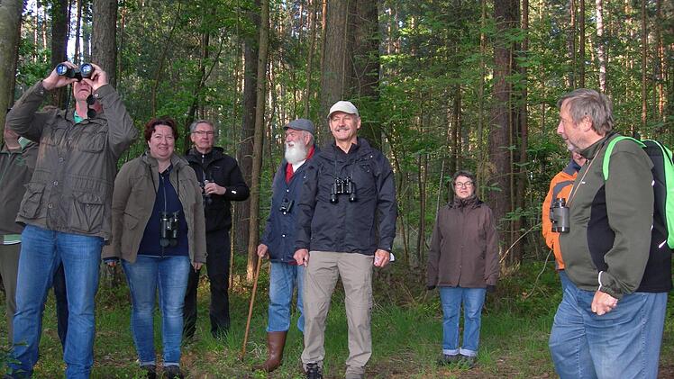 Durch den Wald und an Weihern vorbei führte der Weg der Vogelstimmenwanderung in Förtschwind, die Richard Niestroj (rechts) leitete. Gut beraten war, wer ein Fernglas dabei hatte.  Foto: Waltraud Enkert