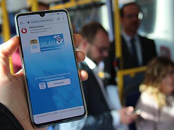 Einfach W-Lan suchen, Nutzungsbedingungen akzeptieren und lossurfen: Landrat Sebastian Straubel macht es vor. Foto: Niklas Schmitt