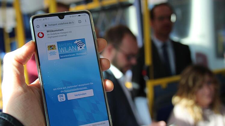 Einfach W-Lan suchen, Nutzungsbedingungen akzeptieren und lossurfen: Landrat Sebastian Straubel macht es vor. Foto: Niklas Schmitt
