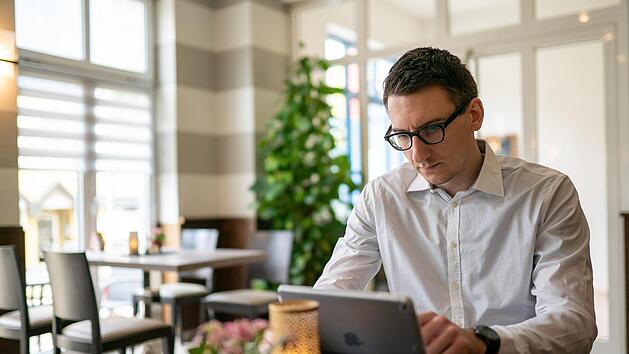 Jan Marberg m&ouml;chte Coworking Space in Bad Br&uuml;ckenau etablieren. Das sind eingerichtete B&uuml;ror&auml;ume, die  beispielsweise Freiberufler oder junge Start-up-Unternehmen zeitlich befristet nutzen k&ouml;nnen. Foto: Steffen Hildenbrand