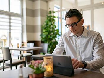 Jan Marberg möchte Coworking Space in Bad Brückenau etablieren. Das sind eingerichtete Büroräume, die  beispielsweise Freiberufler oder junge Start-up-Unternehmen zeitlich befristet nutzen können. Foto: Steffen Hildenbrand