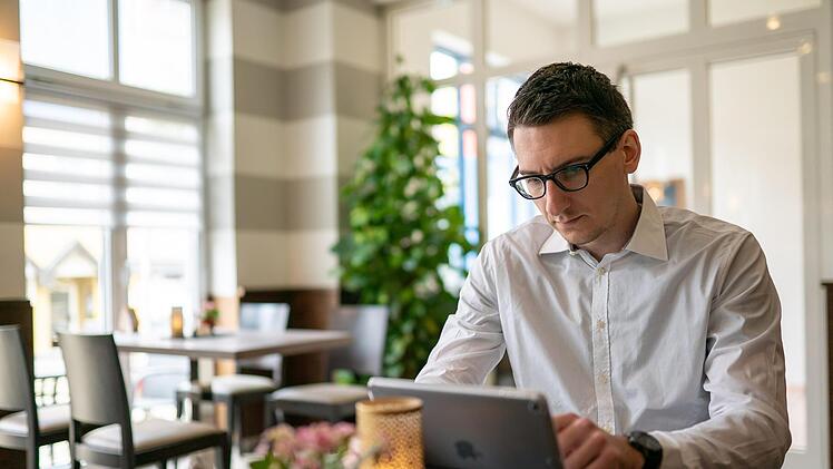 Jan Marberg möchte Coworking Space in Bad Brückenau etablieren. Das sind eingerichtete Büroräume, die  beispielsweise Freiberufler oder junge Start-up-Unternehmen zeitlich befristet nutzen können. Foto: Steffen Hildenbrand