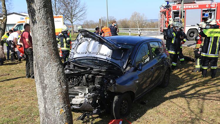 Zwei Menschen wurden bei einem schweren Unfall auf der B26 im Kreis Bamberg schwer verletzt.