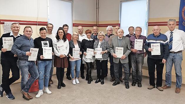 Vier Dutzend Mitglieder wurden bei der Hauptversammlung der SpVgg Zeckern ausgezeichnet. Hier ein Teil von ihnen.