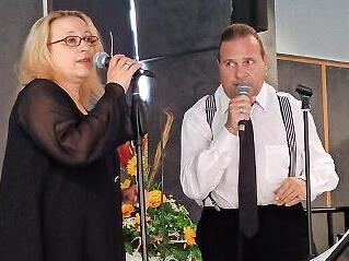 Das Gesangsduo „2MeetYou“ aus Darmstadt gastierte im Kurstift Bad Brückenau und hat mit Liedern aus den 60er und 70er Jahren unterhalten.