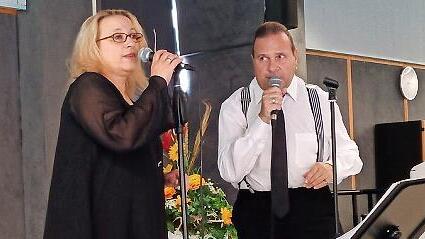 Das Gesangsduo „2MeetYou“ aus Darmstadt gastierte im Kurstift Bad Brückenau und hat mit Liedern aus den 60er und 70er Jahren unterhalten.