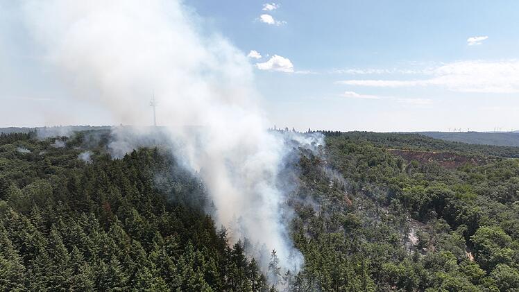 Waldbrand mit Munition in Rheinland-Pfalz brennt